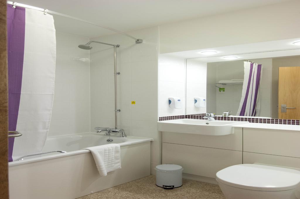 Premier Inn Swindon Central Bagian luar foto
