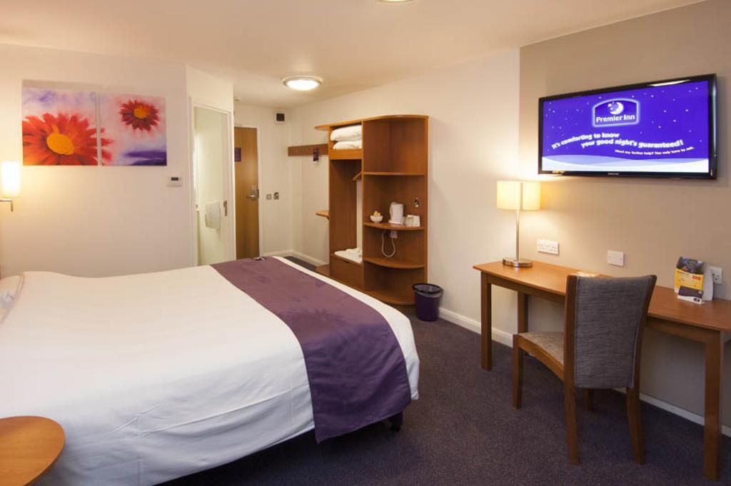 Premier Inn Swindon Central Bagian luar foto