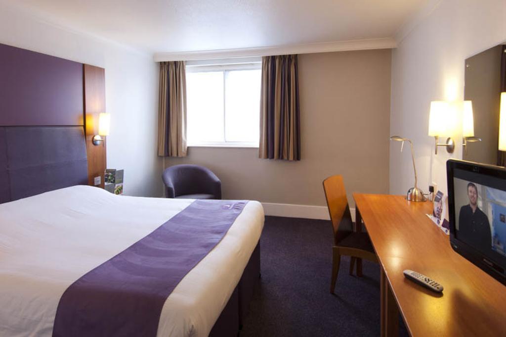 Premier Inn Swindon Central Bagian luar foto