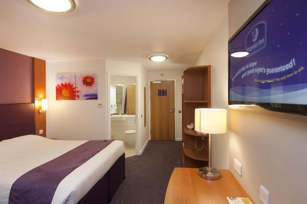 Premier Inn Swindon Central Bagian luar foto